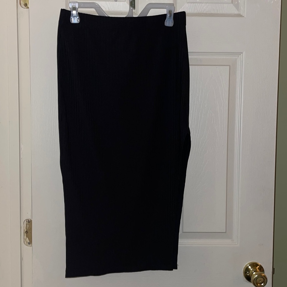 Body-con side slit midi skirt